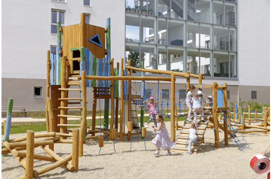 Fotografie: Kinder spielen auf dem Spielplatz in der Guerickestraße