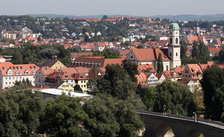 Fotografie - Regensburger Dult mit Altstadt im Hintergrund