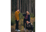 Die drei Bandmitglieder von Fennel & Friends im Wald zwischen hohen Bäumen.