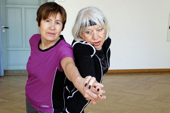 Zwei tanzende Frauen