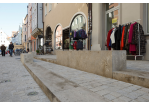 Straße in Altstadt mit festen Sitzblöcken aus Stein