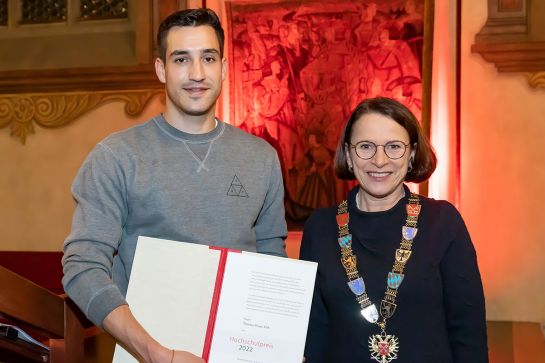Fotografie - Verleihung des Hochschulpreises an Thomas Meyer M.A., mit Oberbürgermeisterin Gertrud Maltz-Schwarzfischer
