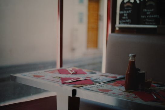 Kunstwerk, Fotografie - Cafétisch im Pariser Stadtteil Montmartre