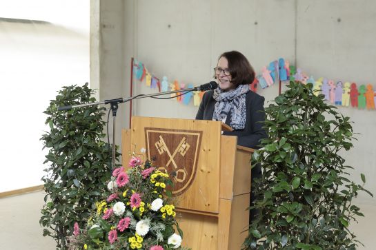 Fotografie: Oberbürgermeisterin Gertrud Maltz-Schwarzfischer bei ihrer Rede am Richtfest