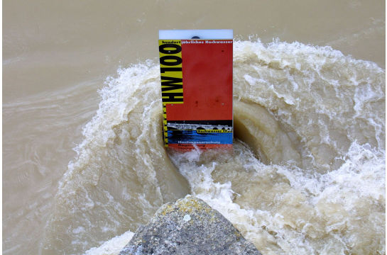 Themenbild Hochwasserschutz - Fotografie -Hochwassermarkierung vom 100-jährigen Hochwasser von Wasser umspült