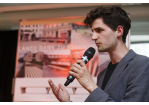 Aktion Sondermöbel - Foto einer Veranstaltung - vor einer Infowand am Mikrofon Johannes von Schoenebeck