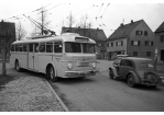 Öffentlicher Elektro-Bus mit Anschluss an die Oberleitung bei einer Testfahrt