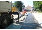 Asphaltierungsarbeiten beim Bau von barrierefreien Haltestellen entlang der Maximilianstraße