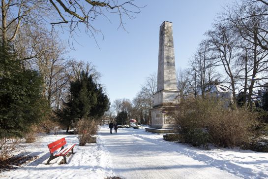 Fotografie: Fürst-Carl-Anselm-Allee mit Obelisk und Milchschwammerl