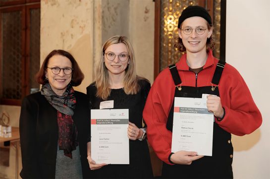 Fotografie - Oberbürgermeisterin Gertrud Maltz-Schwarzfischer mit Jana Fischer und Roman Senin