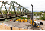 Fotografie - Blick auf Eisenbahnbrücke und Baustelle für die neu Geh- und Radwegbrücke 