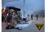 Feuerwehrleute löschen brennenden Müllhaufen