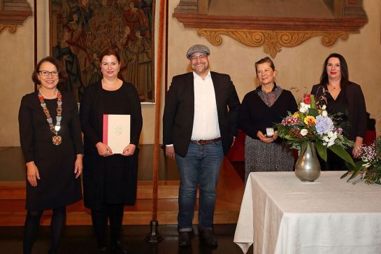 Fotografie - Verleihung der Stadtschlüssel an die Initiative "Gastfreundschaft hilft Regensburg"; im Bild mit Oberbürgermeisterin Gertrud Maltz-Schwarzfischer
