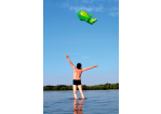 Kulturplattform Donauraum - Mann steht in der Donau - in der Luft ein grüner Drachen-Luftballon 