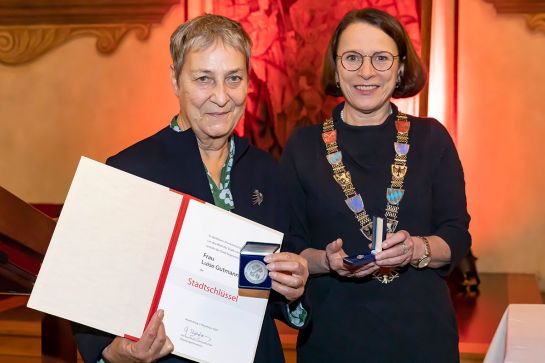 Fotografie - Verleihung der Stadtschlüssel an Luise Gutmann; im Bild mit Oberbürgermeisterin Gertrud Maltz-Schwarzfischer