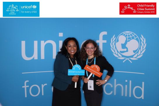 Anna Schledorn mit Ama Dwimoh, Brooklyn Borough President, beim 1rst International Child Friendly Cities Summit in Köln 