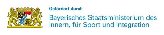Grafik - weißer Hintergrund, links: Bayerisches Wappen, rechts: Text in hellblauer Schrift "Gefördert durch Bayerisches Staatsministerium des Innern, für Sport und Integration"