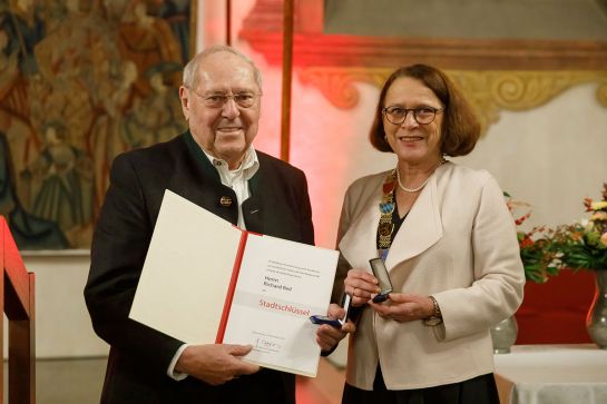 Fotografie - Verleihung der Stadtschlüssel an Richard Reil; im Bild mit Oberbürgermeisterin Gertrud Maltz-Schwarzfischer