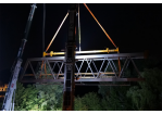 Fotografie - Einhub der Brückenteile (in einer Nachtaktion) an der Sinzinger Geh- und Radwegbrücke
