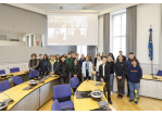 Fotografie – Oberbürgermeisterin Gertrud Maltz-Schwarzfischer begrüßt die Teilnehmenden des Girls‘ und Boys‘ Days in der Stadtverwaltung