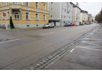 Prüfeninger Straße - Fotografie - auf dem Bild sieht man die Schäden am Asphalt, die Instandsetzungsmaßnahmen erforderlich machen