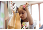 Fotografie – Mädchen an der Harfe