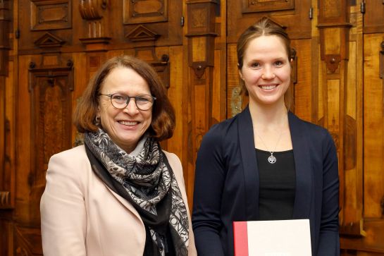 Fotografie - Dr. Lisa Wiesent - Preis für Frauen in Wissenschaft und Kunst 2023 - Oberbürgermeisterin Gertrud Maltz-Schwarzfischer und Dr. Lisa Wiesent