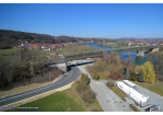Neubau Geh- und Radwegbrücke Sinzing-Regensburg – Vogelperspektive der neuen Brücke (grau) von Seite Sinzing, im Hintergrund ist die vorhandene Eisenbahnbrücke (grün) zu erkennen.