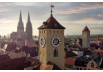 Fotografie - Im Vordergrund der Rathausturm, dahinter die Domtürme sowie der Goldene Turm