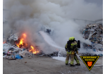 Feuerwehrleute löschen brennenden Müllhaufen