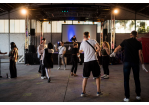 Fotografie – Tanzende Personen, im Hintergrund ein DJ
