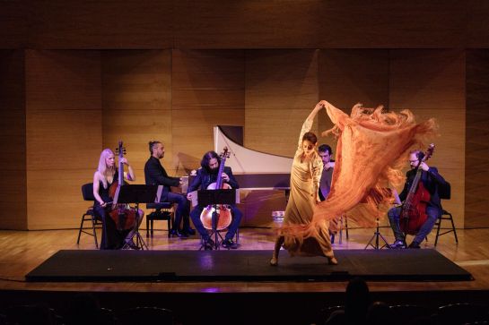 Fotografie – Academia del piacere - fünf Musiker und eine Tänzerin - auf der Bühne