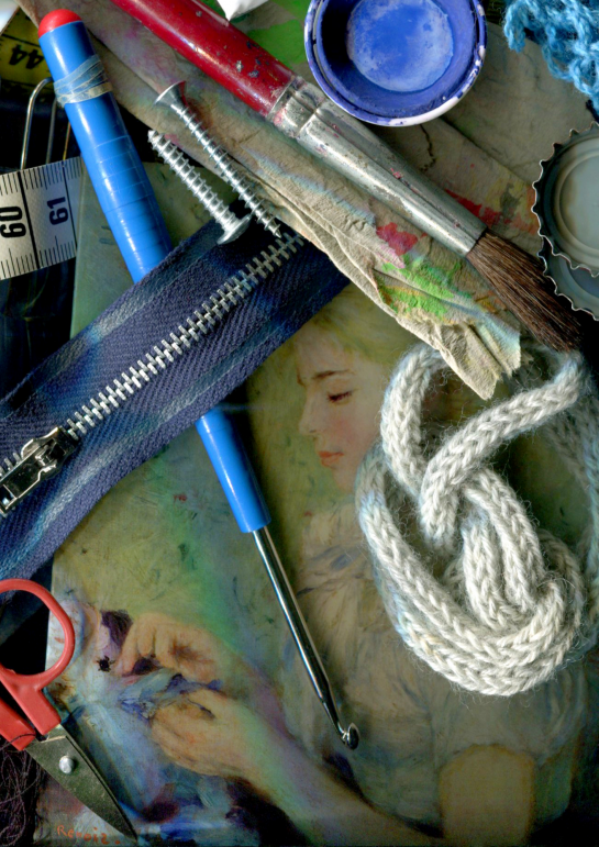 Materialien wie Pinsel, Häkelnadel und Scheren liegen verteilt über einem gemalten Bild, auf dem eine junge Frau beim Handwerken abgebildet ist