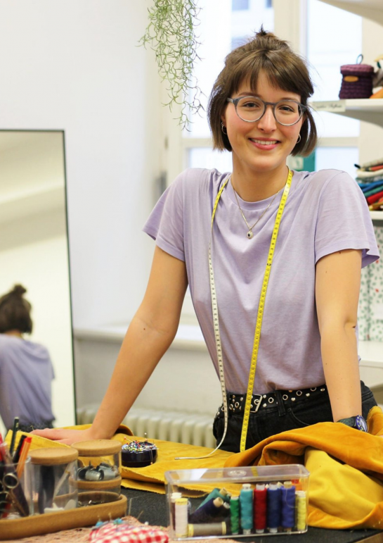 Antonia Pröls in der Textilwerkstatt