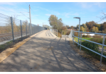 Fotografie: Arbeiten zur Anbringung der Geländer, Schutzzäune und Beleuchtungen für die Geh- und Radwegbrücke Sinzing sind fertiggestellt. Eine Bepflanzung der Böschung erfolgte ebenfalls.
