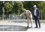 Fotografie: Bürgermeister Ludwig Artinger und Hubert Schmid von der Regierung der Oberpfalz bei der Eröffnung des neuen Stadtparkbrunnens am 14. Juli 2023