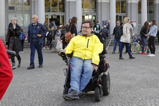 Fotografie: Mit seinem E-Rollstuhl ist Frank Reinel in der Stadt unterwegs.