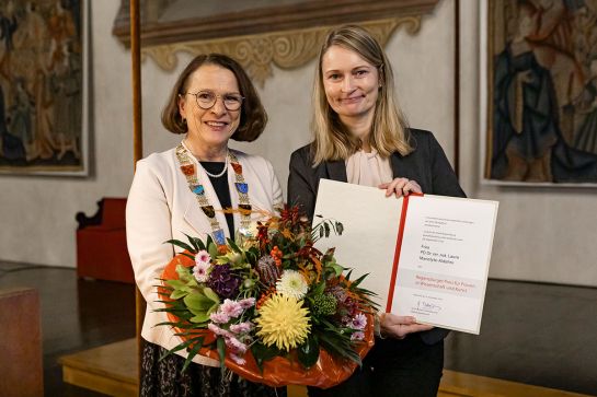 Fotografie - Eva-Maria Leeb - Preis für Frauen in Wissenschaft und Kunst 2023 - Oberbürgermeisterin Gertrud Maltz-Schwarzfischer und Dr. rer. nat. Laura Manelyte-Aldehni 