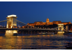 Partnerstadt Budavár - Stadtansicht bei Nacht, die Donau im Vordergrund, im Hintergrund der Burgpalast