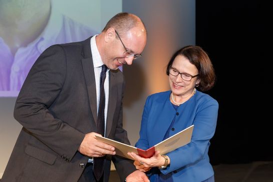 Prof. Tobias Lindner - Hochschulpreisträger 2019 - im Bild mit Bürgermeisterin Gertrud Maltz-Schwarzfischer