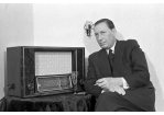 Schauspieler Willi Birgel beim Radiohören mit einem Lorenz-Radio Donau
