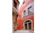 Fotografie - Rote Hauswand in der Straße Roter Herzfleck