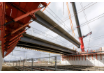 Neubau Klenzebrücke zum Dörnberg - Fotografie - Einhub Verbund-Fertigteilträger - auf dem Bild sieht man den Einhub des vierten Verbund-Fertigteilträgers