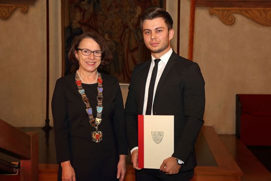 Fotografie - Verleihung des Hochschulpreises an Eugen Tereschenko, M.Sc.; im Bild mit Oberbürgermeisterin Gertrud Maltz-Schwarzfischer