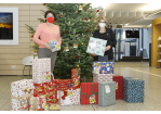 Fotografie - zwei Personen vor einem Weihnachtsbaum mit Geschenken
