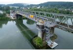 Fotografie - Einhub der Brückenteile an der Sinzinger Geh- und Radwegbrücke
