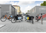 Fotografie: Fahrräder und Lasten-Pedelecs vor den Radlboxen am Hauptbahnhof