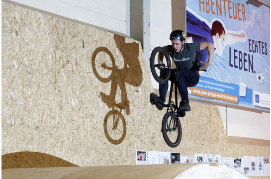 Themenbild Sport- und Freizeitangebote - Symbolbild - Jugendlicher mit seinem Bike in Action