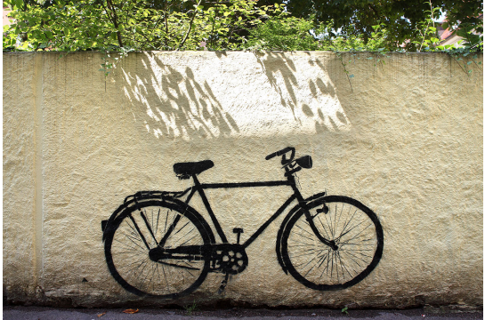 Siegel "Fahrradfreundliche Kommune" - Fahrrad lehnt an einer Mauer