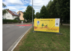 Fotografie eines gelben Banners mit dem Spruch "Fahrradstraße ist... wenn das Fahrrad die erste Geige spielt."